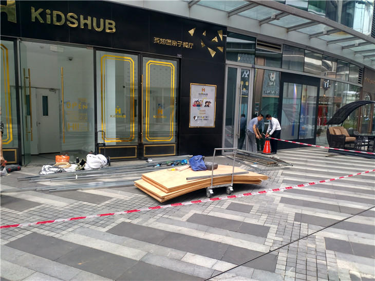 银泰餐饮店打围施工作业拆除清运先前工作!